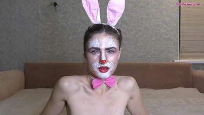 Sexy Bunny သည် BFF ၏ကြီးမားသောဒစ်ကြီးကို ဖြည်းညှင်းစွာစုပ်သည်။